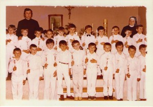 15 Dječaci prvopričesnici sa župnikom i sestrom Dragomirom Jovanovac - svibanj 1980. godine