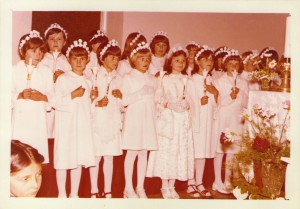 16 Djevojčice prvopričesnice za vrijeme sv.Mise - svibanj 1980. godine