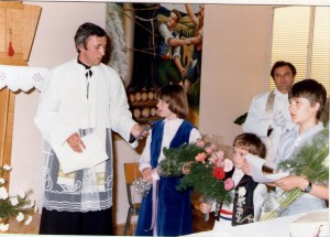 18 Krizmenici Matilda Milinković i Srećko Knežević, te dječak Tomislav Bolen pozdravljaju biskupa - 17.05.1981.